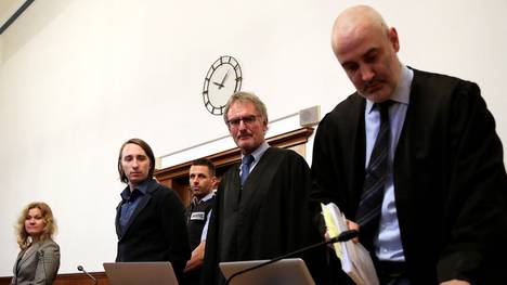 BVB-Anschlag: Verteidigung beantragt weniger als zehn Jahre Haft für Sergej W. , Sergej W. (2. von links)  zusammen mit seinen Verteidigern vor Gericht