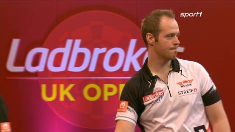 Max Hopp gewinnt sein Auftaktmatch souverän gegen William O’Connor und steht bei den UK-Open in Runde 4. 