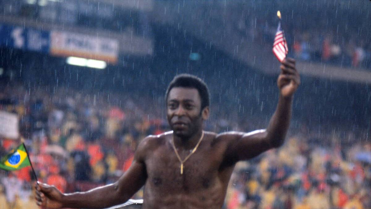 Pelé wurde nach seinem letzten Profi-Spiel auf den Schultern getragen und bejubelt.