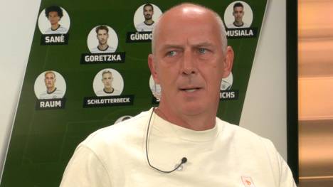 Mario Basler stellt in Rudi Brückner – der Talk seine WM-Elf vor. Besonders auffällig: ein prominenter Name fehlt in der Aufstellung.  