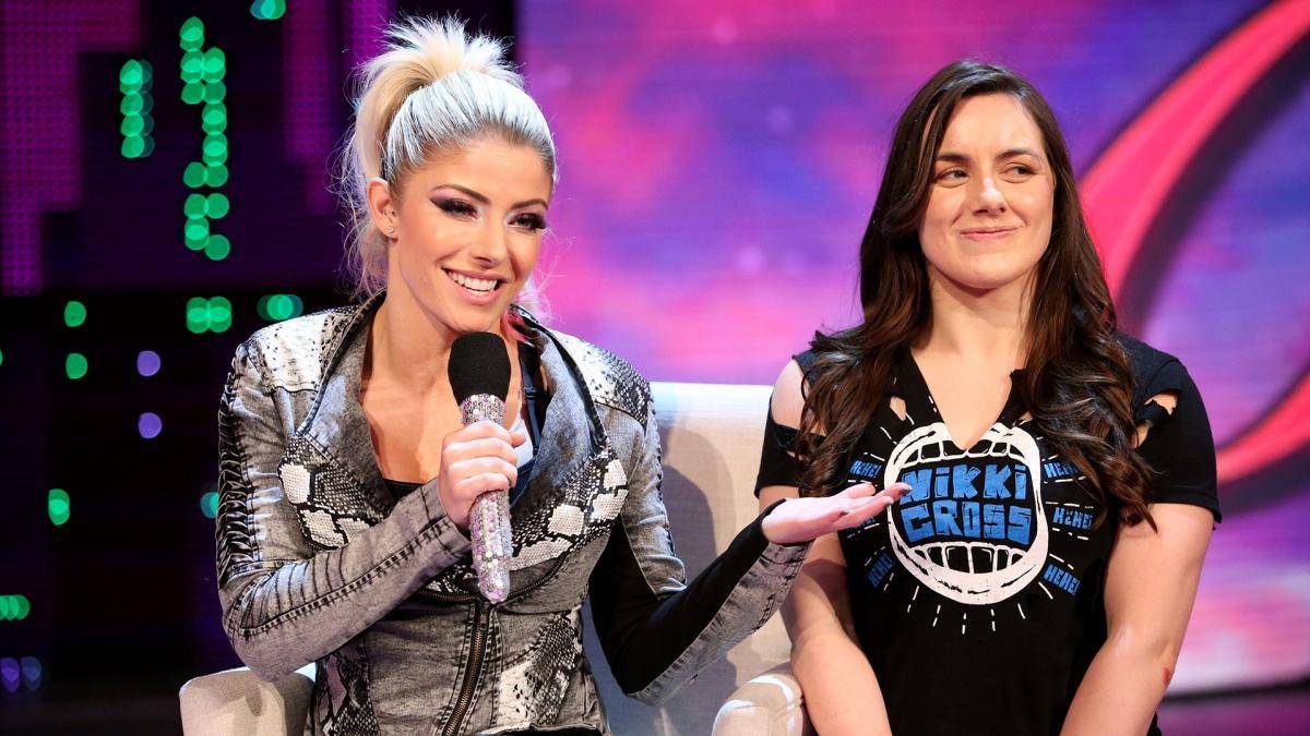 Derzeit als Kampfgefährtin an Bliss' Seite: Die Schottin NIKKI CROSS, zuvor Teil der Gruppierung SAnitY und jetzt auf eigenen Füßen stehend. Cross (eigentlich: Nicola Glencross) hat sich durch starke Auftritte in den weltweiten Independent-Ligen für WWE empfohlen