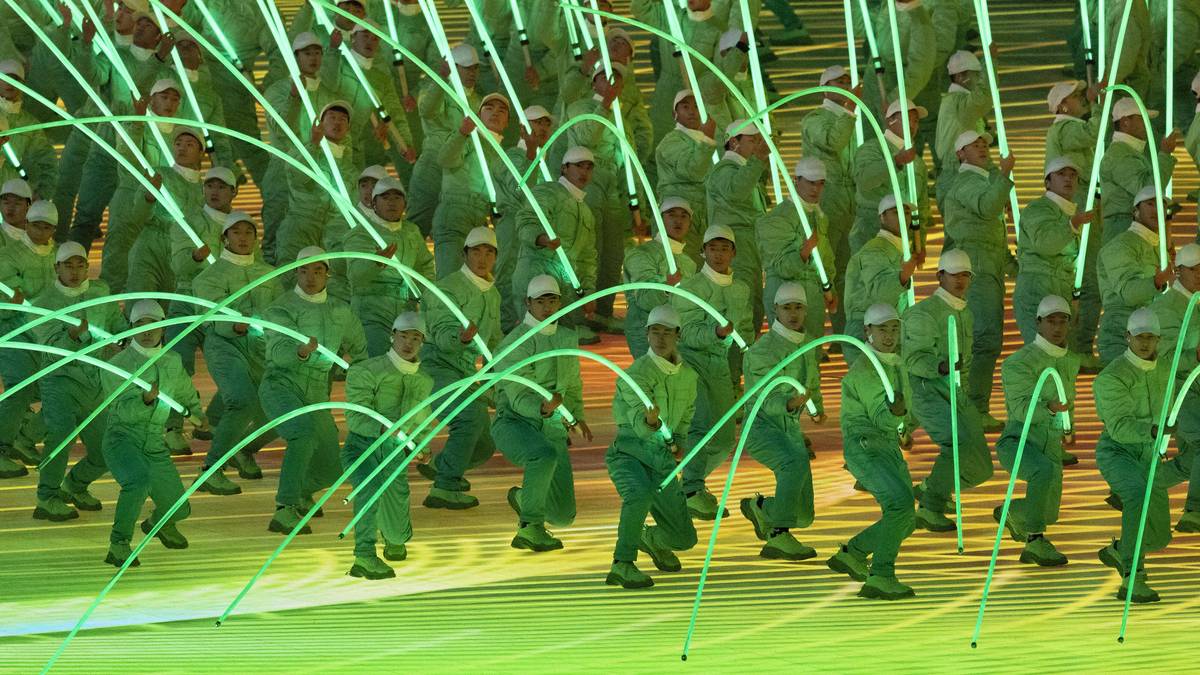 Mit zahlreichen grünen Leuchtstäben...