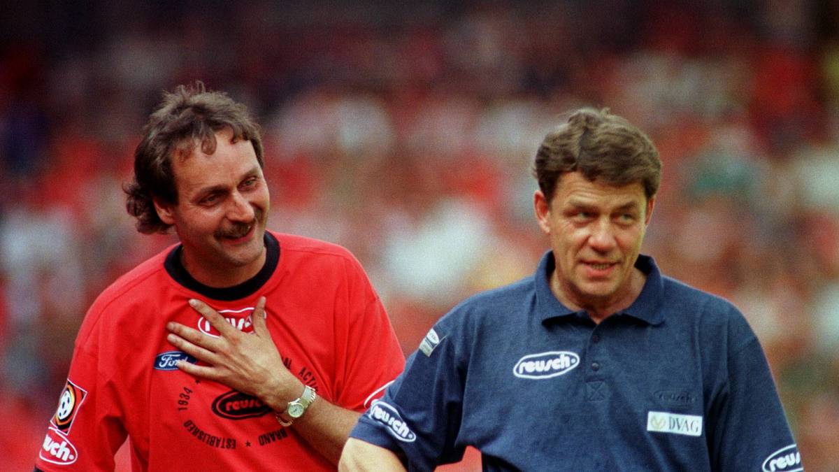 ... wo er unter anderem auf die Trainer-Legende Otto Rehagel (r., 1. FC Kaiserslautern) trifft,