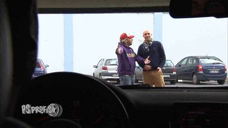 Außentermin für die PS Profis in Bottrop. Trotz knappem Budget will Skydiver Matze auf dicke Hose machen. Er sucht nach einer deutschen Luxus-Limousine, die vor nicht einmal zehn Jahren 100.000 Euro gekostet hat, aber mittlerweile immensem Wertverlust zum Opfer gefallen ist. Der Kaufpreis: maximal 12.000 Euro. Die PS Profis checken einen VW Phaeton, einen BMW 7er und einen Audi A8! Schaffen es die PS-Profis ein günstiges und trotzdem dickes Ding für Matze zu finden? Wie viel Luxus kriegt man für weniger als 12.000 Euro wirklich? Zur Belohnung für die erfolgreiche Suche dürfen Sidney und Jean-Pierre das erste Mal in ihrem Leben skydiven. Wie das Schwerelos-Experiment für die PS-Profis ausgeht? 