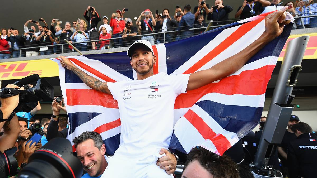 Ein Bild mit Symbolcharakter: Hamilton auf den Schultern seines Teams, das ihn durch die gesamte Saison getragen hat