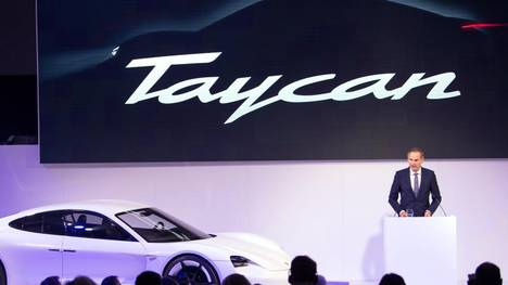 Oliver Blume, Vorstandsvorsitzender der Porsche AG, stellt den richtigen Namen des als «Mission E» bekannten ersten Elektroauto des Unternehmens vor. Er heißt Taycan