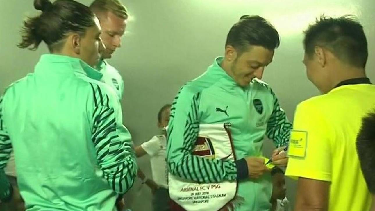 Kurios: Özil gibt Schiri Autogramm