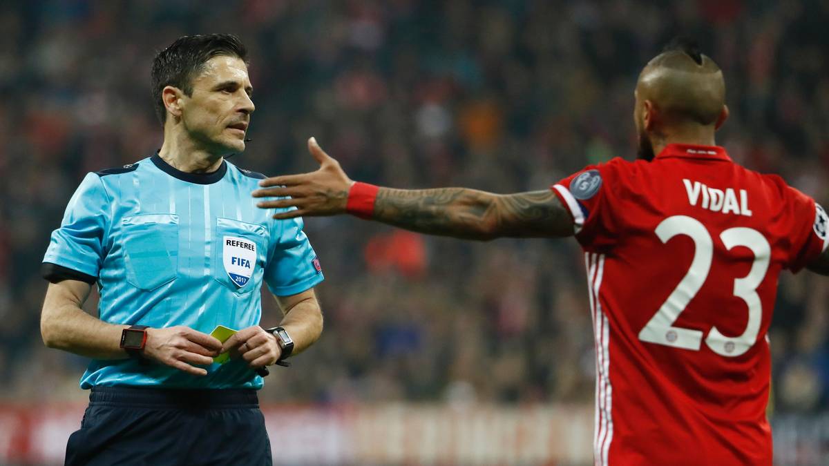 MILORAD MAZIC: Keine Linie, viele Unsicherheiten und Fehlentscheidungen. Elfmeter gegen Lewandowski zumindest umstritten, hätte danach aber noch mindestens einmal für Bayern auf den Punkt zeigen müssen, etwa beim Handspiel von Gibbs. SPORT1-Note: 5