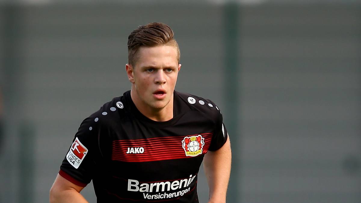 Joel Abu Hanna (Bayer Leverkusen): Als Zehnjähriger wechselte der Innenverteidiger in die Jugendabteilung der Werkself und durchlief sämtliche Nachwuchsteams von Leverkusen. Jetzt ist er 18 - und der unumstrittene Abwehrchef von Bayers Youth-League-Mannschaft