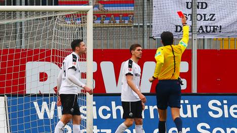 Referee Deniz Aytekin stellte Damian Rossbach gegen Freiburg vom Platz