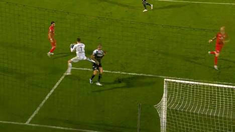 Haching-Keeper Rene Vollath geriet in einer vermeintlich harmlosen Szene mit Bielefeld-Angreifer Fabian Klos aneinander. Hätte er für sein ausgestrecktes Bein Rot sehen müssen?