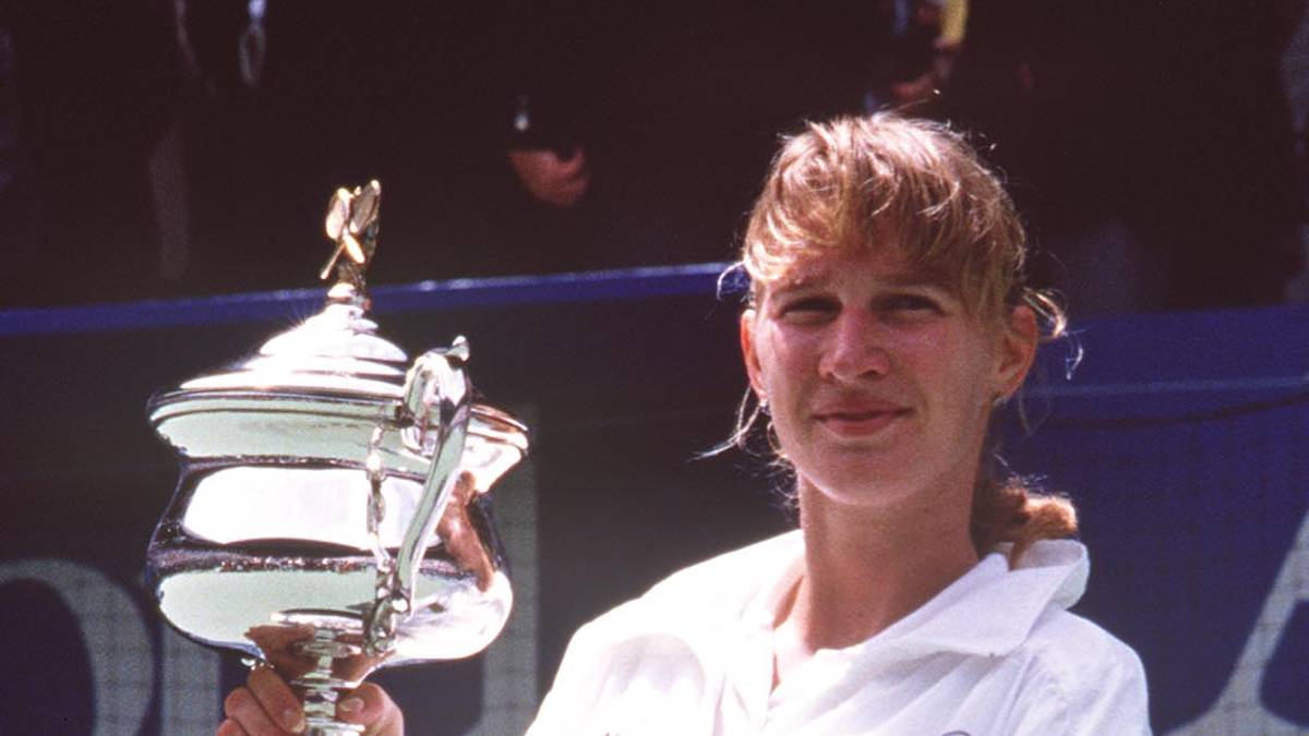 Diese Dominanz konnte sie bis Anfang 1990 aufrechterhalten. In dieser Phase gewann sie acht von neun Grand Slam-Turnieren. Seit dem Finale der French Open 1989 hatte sie kein Spiel mehr verloren und Experten rechneten schon, wann sie den Weltrekord von Navratilova (74 Siege in Folge) brechen würde