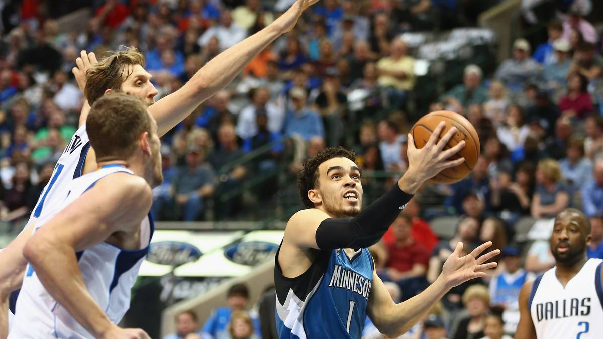 Auch wenn Dirk Nowitzki hier gegen Tyus Jones zu spät kommt - die Mavericks haben gegen die Timberwolves insgesamt keine Probleme