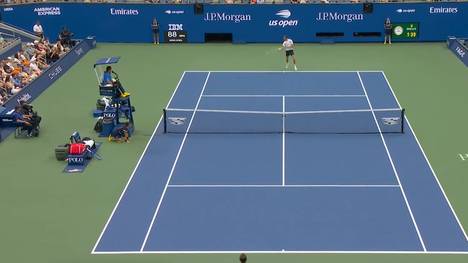 Daniil Medvedev startet erfolgreich bei den US Open und setzt sich in drei Sätzen gegen Hugo Gaston durch. 