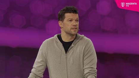 Oliver Bierhoff tritt als Sportdirektor des DFB zurück. Hansi Flick hat aus Sicht von Michael Ballack noch nicht das Standing beim DFB, dennoch sollte Flick in die Entscheidung involviert werden. 