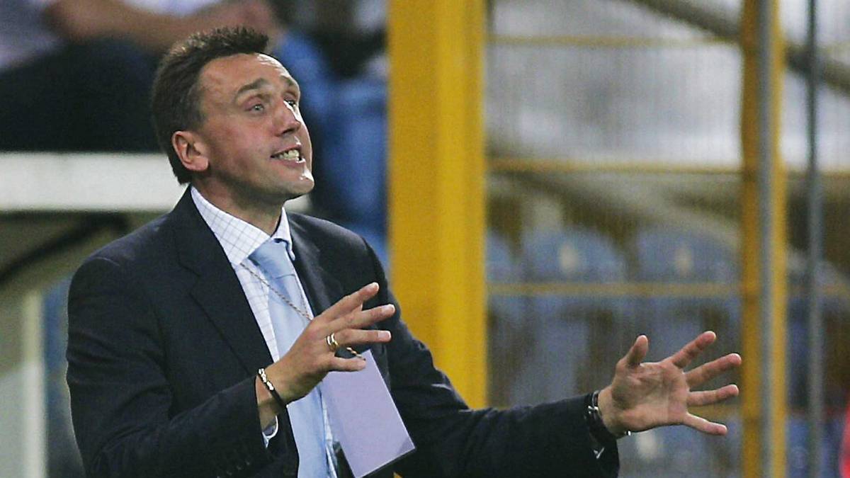 In der polnischen Ekstraklasa sieht es bei ZAGLEBIE SOSNOWIEC nicht anders aus: Der Aufsteiger hat zum rettenden Ufer acht Punkte Rückstand und nur noch vier Spieltage stehen an. Zudem spricht das Torverhältnis von ARKA GDYNIA, das Rang 14 belegt, mit -3 gegenüber -22 klar gegen Zaglebies Trainer Valdas Ivanauskas