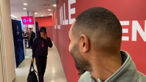 Nach dem Sieg des FC Bayern in der Champions League spricht Jonathan Tah in der Mixed Zone mit den Reportern. Dabei crasht Teamkollege Dayot Upamecano das Interview.