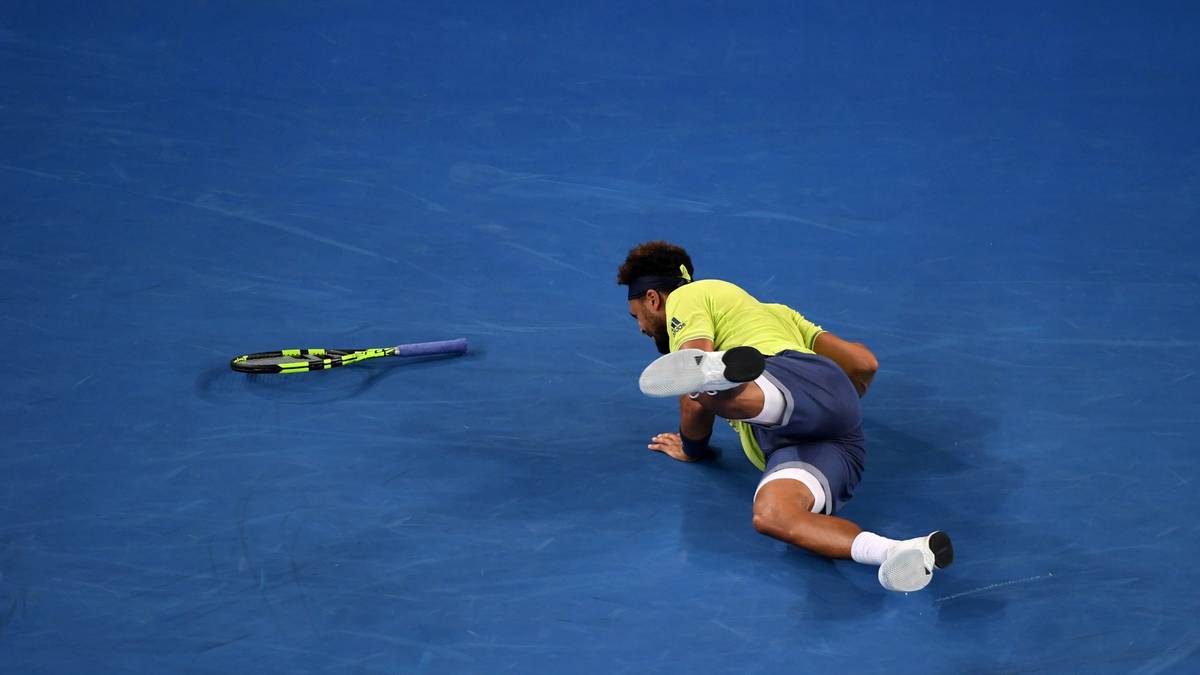 Bei seinem Sieg gegen Kevin King fliegt beim Versuch, den Ball noch zu kriegen, der Schläger