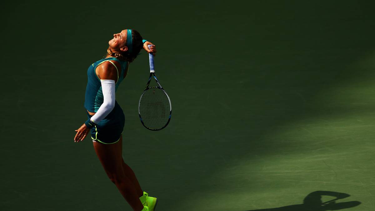 Asarenka verlässt nach dem ersten Satz kurz den Court. Den zweiten beginnt sie stark. Bringt erst ihr Aufschlagspiel durch und breakt im Anschluss - 2:0-Satzführung