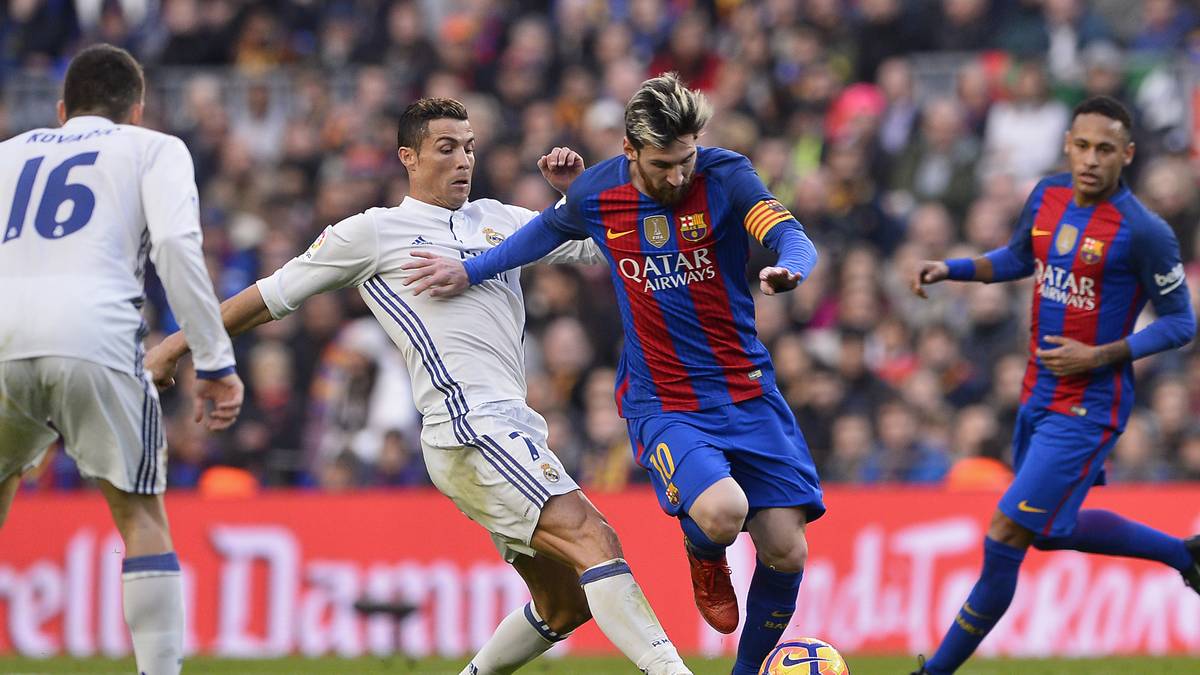 Cristiano Ronaldo oder Lionel Messi? Es ist das ewige Duell - nicht nur auf dem Platz, sondern auch in Sachen Gehalt. Sportlich hatte zuletzt der Portugiese die Nase vorn, aber wer verdient in der aktuellen Saison am meisten?