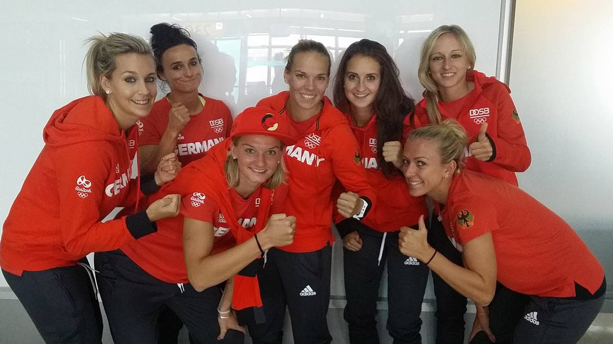 Das ist wahrer Zusammenhalt: Die deutschen Frauen drücken den Fußballern von Bundestrainer Horst Hrubesch die Daumen