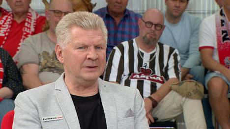 Das Verletzungspech der Bayern hält weiter an. Der Experte Didi Hamann behauptet, das liege daran, dass die Münchner zu wenig trainieren. Stefan Effenberg kontert diese Aussage im STAHLWERK Doppelpass.