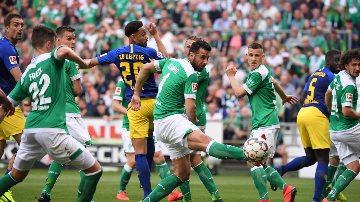 PLATZ 9 - WERDER BREMEN: Umbro zahlt Werder 3,5 Millionen Euro bis 2023, vorher trugen die Bremen Nike. Die Raute im Logo des neuen Ausrüsters passt optimal zum Bremer Vereinslogo 