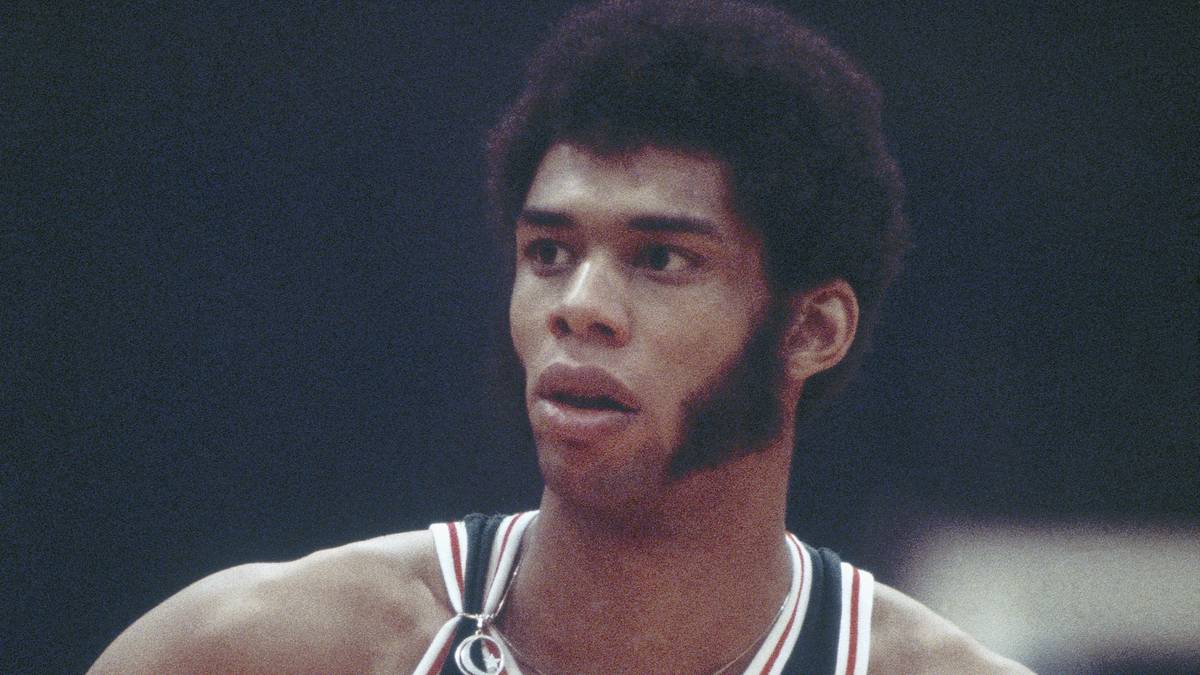 Folgerichtig wurde er 1970 zum ersten seiner unglaublichen 19 All-Star Games eingeladen. Im Jahr darauf stieß Triple-Double-Maschine Oscar Robertson zum Team. Die Bucks gewannen 66 Spiele - darunter 20 in Folge. Abdul-Jabbar ergatterte den ersten seiner sechs MVP-Titel