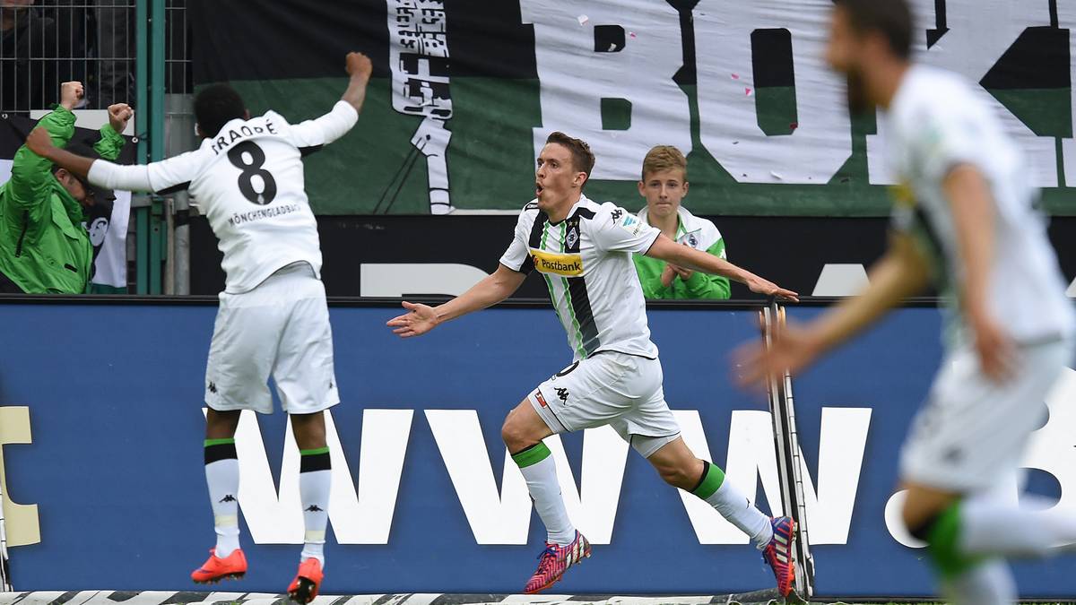 Als alles schon nach einem 0:0 aussieht, schlägt die Stunde von Max Kruse (M.), der die Fohlen in der Schlussminute mit seinem neunten Saisontreffer zum Sieg schießt - und den FC Bayern damit zum Meister macht!