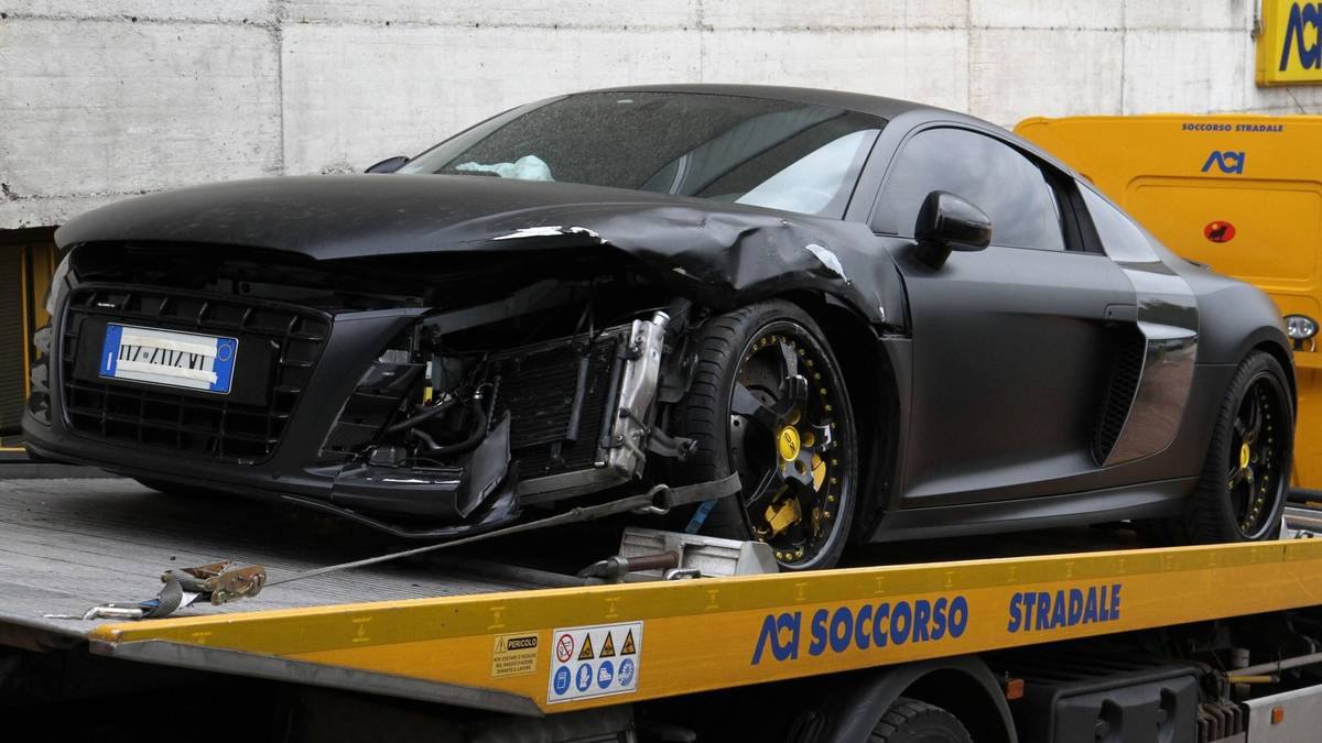 Mattschwarz und ziemlich demoliert steht der Audi R8 von Mario Balotelli, damals Spieler von Manchester City, auf dem Abschleppwagen. Ein klassischer Auffahrunfall auf dem Weg zum Training ist der Grund für den schönen Schrotthaufen