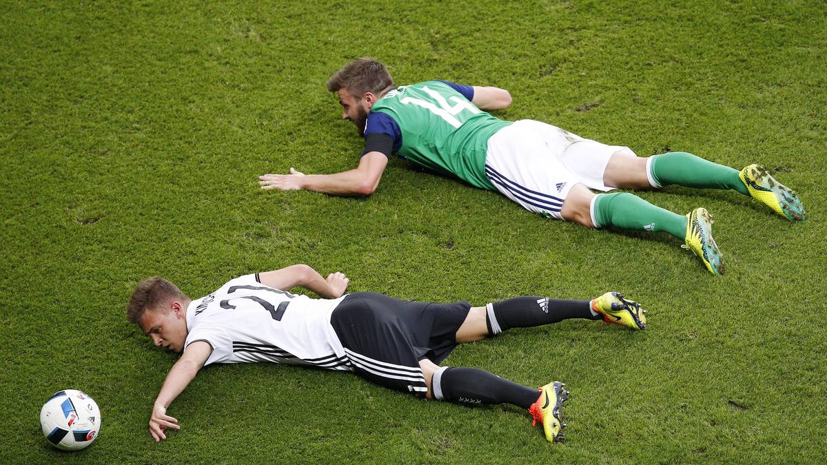 Wie von Magneten angezogen, liegen Nordirlands Stuart Dallas und Deutschlands Joshua Kimmich auf dem Rasen. Es darf hier aber nicht unerwähnt bleiben, dass Kimmich einer der besten Spieler der Partie war. Eine schöne Momentaufnahme ist diese Szene trotzdem