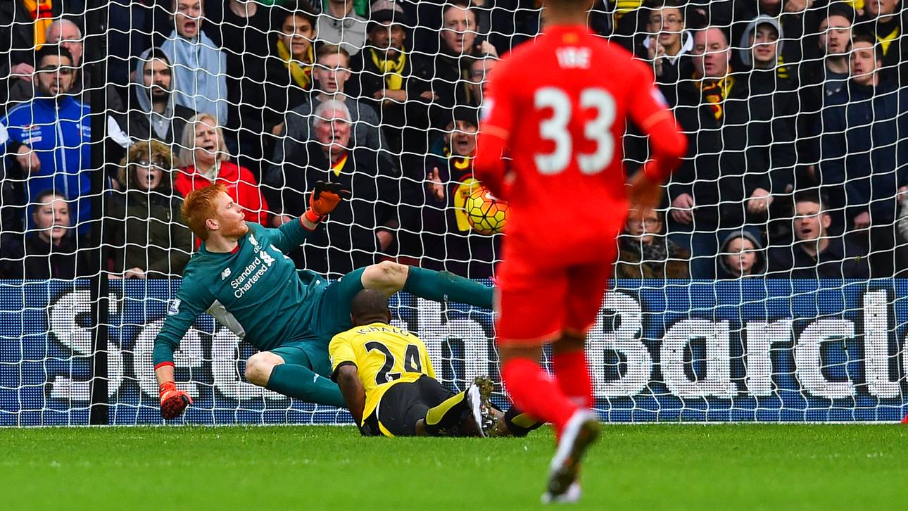Liverpool-Torwart Adam Bogdan kassiert ein Tor in Watford