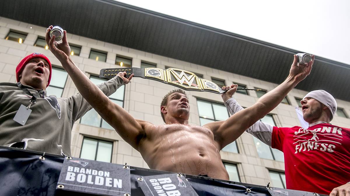 Seine Teamkollegen hielten noch einen Gürtel des Wrestling-Verbandes WWE über ihn. Schließlich hatte er bei WrestleMania 33 mit Mojo Rawley ein Battle gewonnen