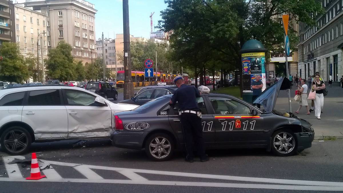 Anna Stachurska, Ehefrau von Bayerns Stürmer Robert Lewandowski, erwischt es im Juni 2012 in Warschau auf einer Kreuzung. Ein Taxifahrer fährt ihrem Audi Q7 in die Seite. Die Insassen des Taxis und Lewandowski bleiben unverletzt