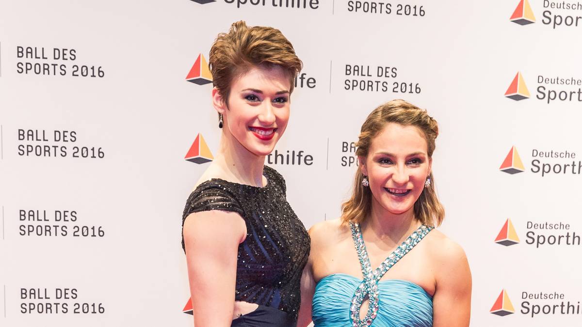 Ohne Fahrrad kaum zu erkennen: Bahnradsportlerin Pauline Grabosch (l.) 