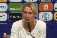 Nach der 1:2-Pleite im EM-Finale gibt Bundestrainerin Martina Voss-Tecklenburg ein emotionales Statement ab. Sie sei Stolz auf die Mannschaft, übt aber auch Kritik an der Schiedsrichterin.