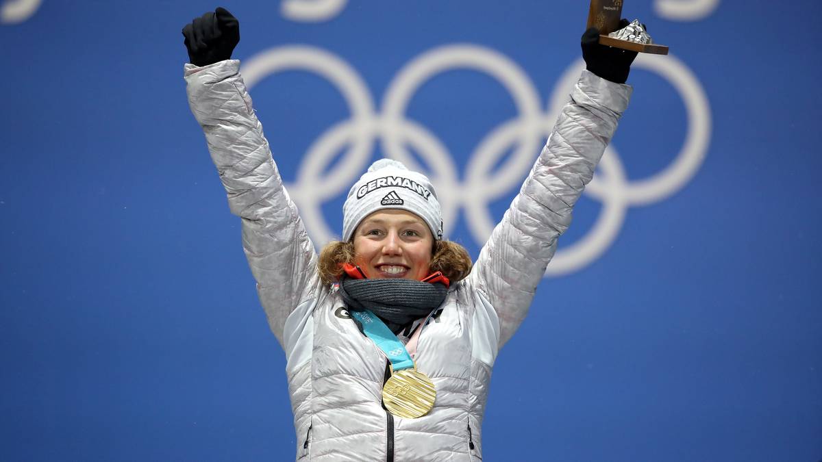 Gleich im ersten Rennen, dem Sprint, läuft sie zum Olympiasieg. Es folgt Gold in der Verfolgung und Bronze im Einzel. Ganz groß! Auch in den Staffeln gibt sie alles, doch ihre Kolleginnen sowie Arnd Peiffer im Mixed verballern eine mögliche Medaille