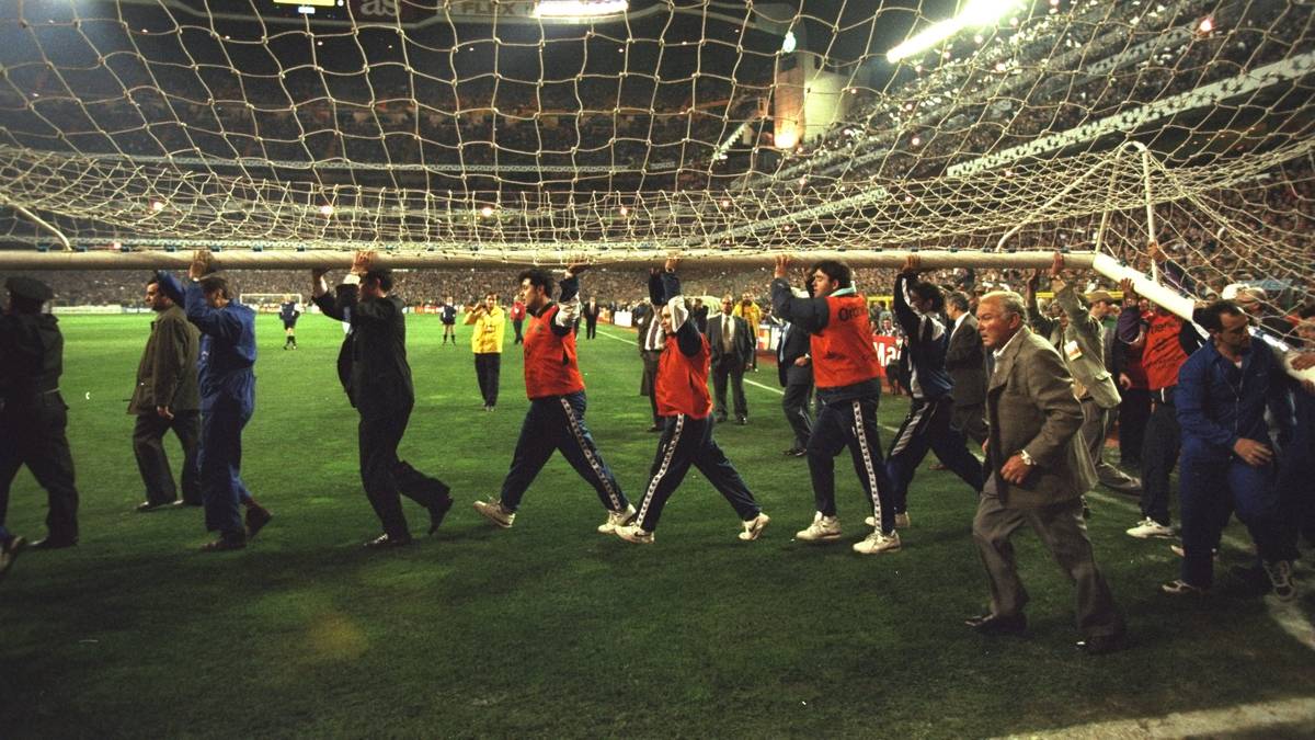 Gleich das erste Aufeinandertreffen beider Klubs geht in die Geschichte ein: Das Champions-League-Halbfinale 1998 zwischen Real Madrid und Borussia Dortmund startet mit 76-minütiger Verspätung, weil erst ein neues Tor aufgestellt werden muss