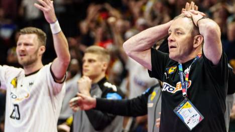Die deutschen Handballer haben das Topspiel gegen Frankreich verloren. Die Gründe dafür liegen auf der Hand, den Kopf will das DHB-Team deswegen nicht in den Sand stecken.