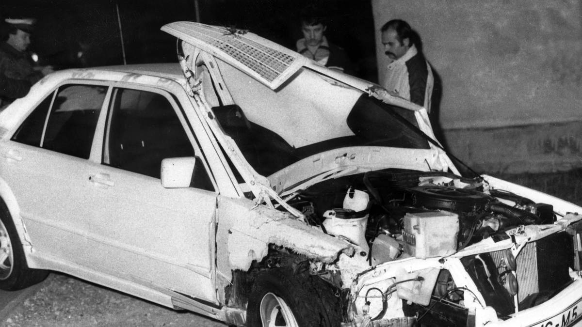 Schneeweiß steht er da, der zerstörte Mercedes des jungen Gladbachers Lothar Matthäus. Der 50.000 Mark teure Benz ist nach dem Unfall Schrott. Bei Matthäus werden über zwei Promille Alkohol im Blut gemessen. Dumm nur, dass er kurz vorher den BMW seines Mannschaftskollegen Armin Veh demoliert