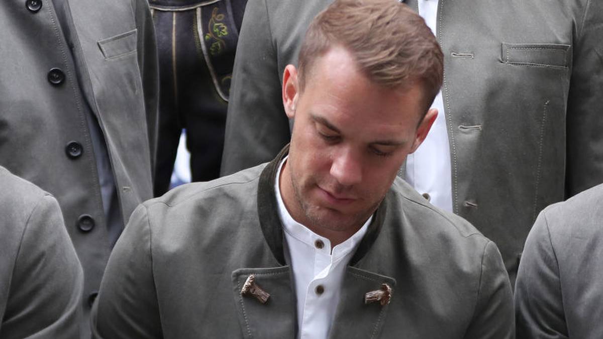 Auch wenn Manuel Neuer etwas unglaubwürdig und überrascht schaut, gehört der Kapitän ebenfalls  zu den erfahrenen Spielern in der bayerischen Kluft. Der gebürtige Gelsenkirchener spielt bereits seit 2011 an der Isar