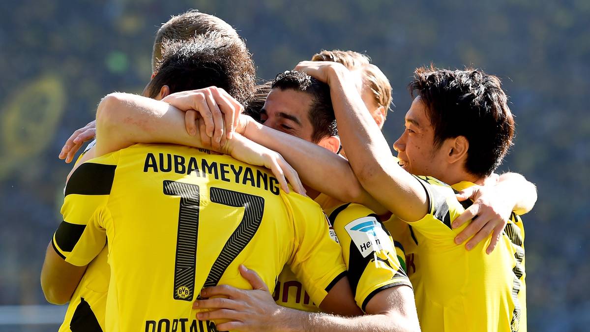 In der 80. Minute erhöht Kagawa (r.) auf 3:0. Dortmund verbessert sich auf 36 Punkte und verkürzt den Rückstand auf Platz sieben auf nur noch einen Zähler. Padrborn bleibt mit 27 Punkten vorerst auf dem Relegationsplatz