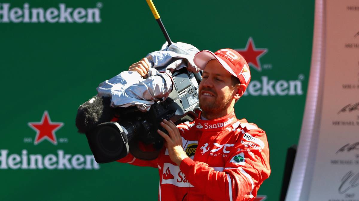 Vettel ist beeindruckt und versucht sich zwischendurch sogar als Kameramann. Der Ärger um den Verlust der WM-Führung scheint beim Heppenheimer inmitten seiner Fans erst einmal verraucht 