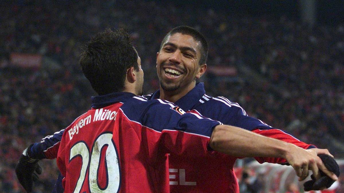 SAISON 2000/01 - 6 STÜRMER: Es ist die Spielzeit, in der die Bayern die Bundesliga und die Champions League gewinnen. GIOVANE ELBER ist die klare Nummer 1 im Bayern-Sturm, liefert zuverlässig seine Tore ab (27 Bundesligaspiele/17 Tore). Neben Elber ist auch CARSTEN JANCKER (25/12) durchaus erfolgreich. Dahinter haben die Münchner mit ROQUE SANTA CRUZ und ALEXANDER ZICKLER zwei etwa gleichstarke Stürmer in ihren Reihen