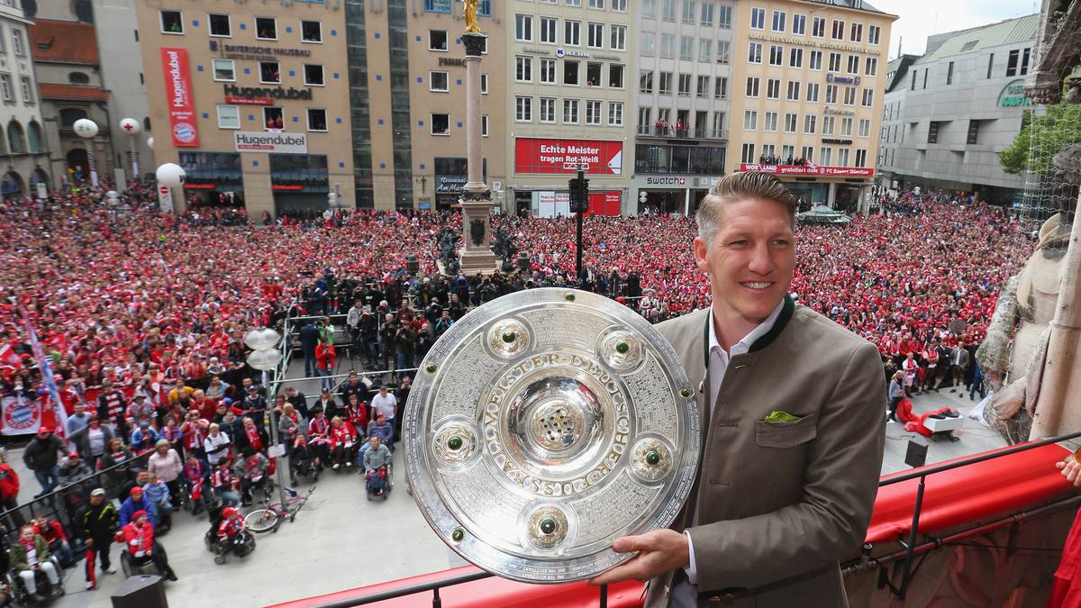 Auch wenn Schweinsteiger weiterhin oft mit Verletzungen zu kämpfen hat, kommt 2015 eine weitere Meisterschaft hinzu. Der Vorsprung vor der Konkurrenz ist erneut riesig und Schweinsteiger macht sich zum bis dahin erfolgreichsten deutschen Titelsammler: Er wird achtmal Meister, siebenmal Pokalsieger, holt die Champions League, die FIFA Klub-WM, den europäischen Supercup und natürlich den WM-Pokal