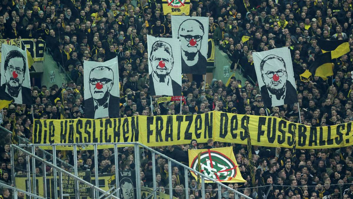 Am Samstagabend im Borussen-Duell wurde von den Dortmundern gleich gegen mehrere Funktionäre protestiert. DFB-Präsident Fritz Keller, sein Stellvertreter Rainer Koch, Bayern-Boss Karl-Heinz Rumenigge, Hoffenheim-Mäzen Dietmar Hopp sowie dessen Anwalt Christoph Schickhardt bekamen auf Plakaten eine rote Nase verpasst
