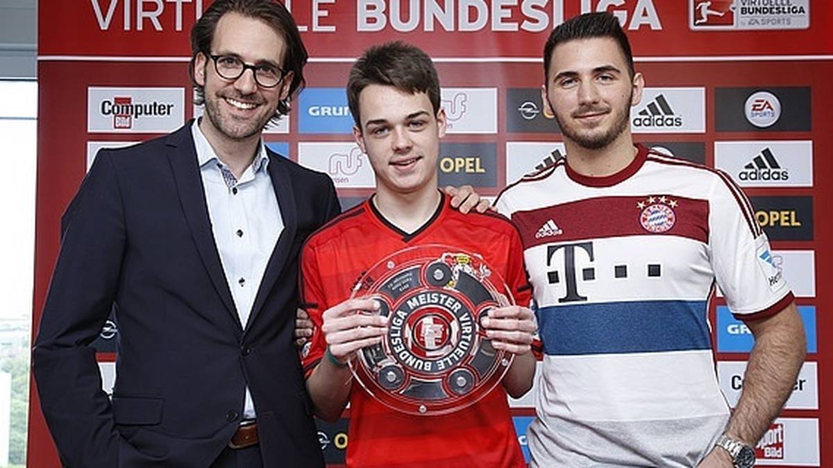 Ein Jahr vorher war es Niklas Raseck (Mitte), der den Titel nach Hause holen konnte. Er gewann gegen den Österreicher Mirza Jahic im Bayern-Dress im Endspiel.