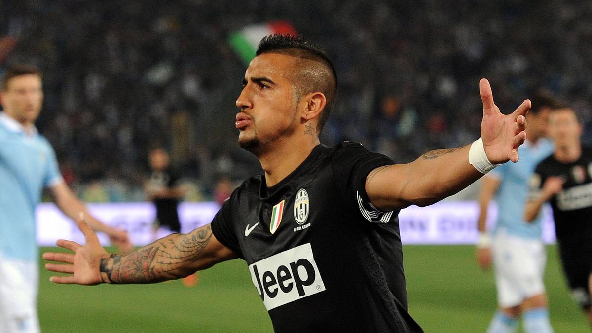 Zu den auffälligen Frisuren gesellen sich nach und nach auch immer mehr Tattoos. Auf dem rechten Unterarm trägt er zum Beispiel ein Spiderman-Symbol. Seinen Nacken ziert ein chinesisches Schriftzeichen 