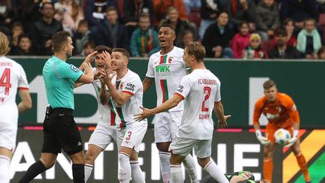 Beim Spiel in Augsburg gibt es eine knifflige Szene. Der VAR meldet sich trotz einem überharten Einsteigen nicht. Torsten Frings hat dafür kein Verständnis. 