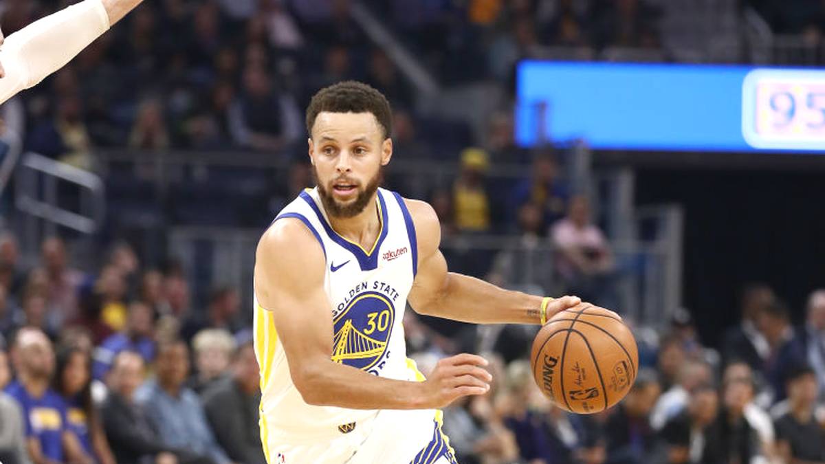 FIRST TEAM -STEPHEN CURRY: Der Anführer der Golden State Warriors - dem dominierenden Team des vergangenen Jahrzehnts. Atemberaubend, wie traumwandlerisch sicher er seine Dreier versenkt. Zweimal zum MVP gewählt, zusammen mit Klay Thompson bildet er die berühmten "Splash-Brothers"